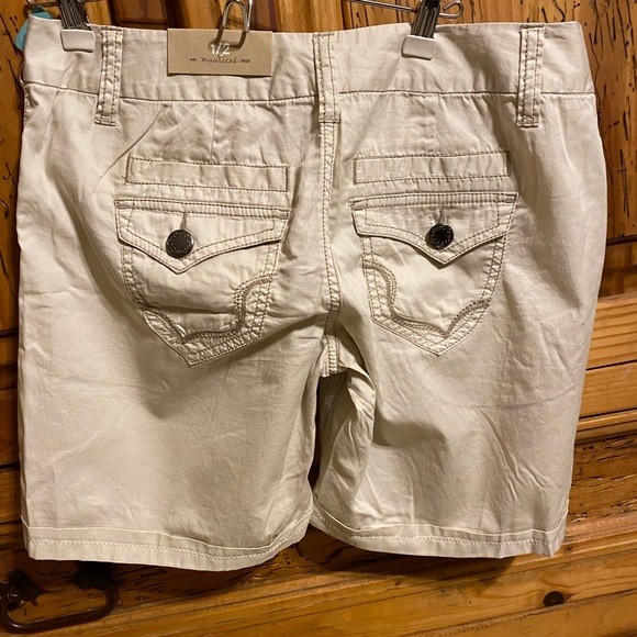Khaki shorts - Picture 3 of 3